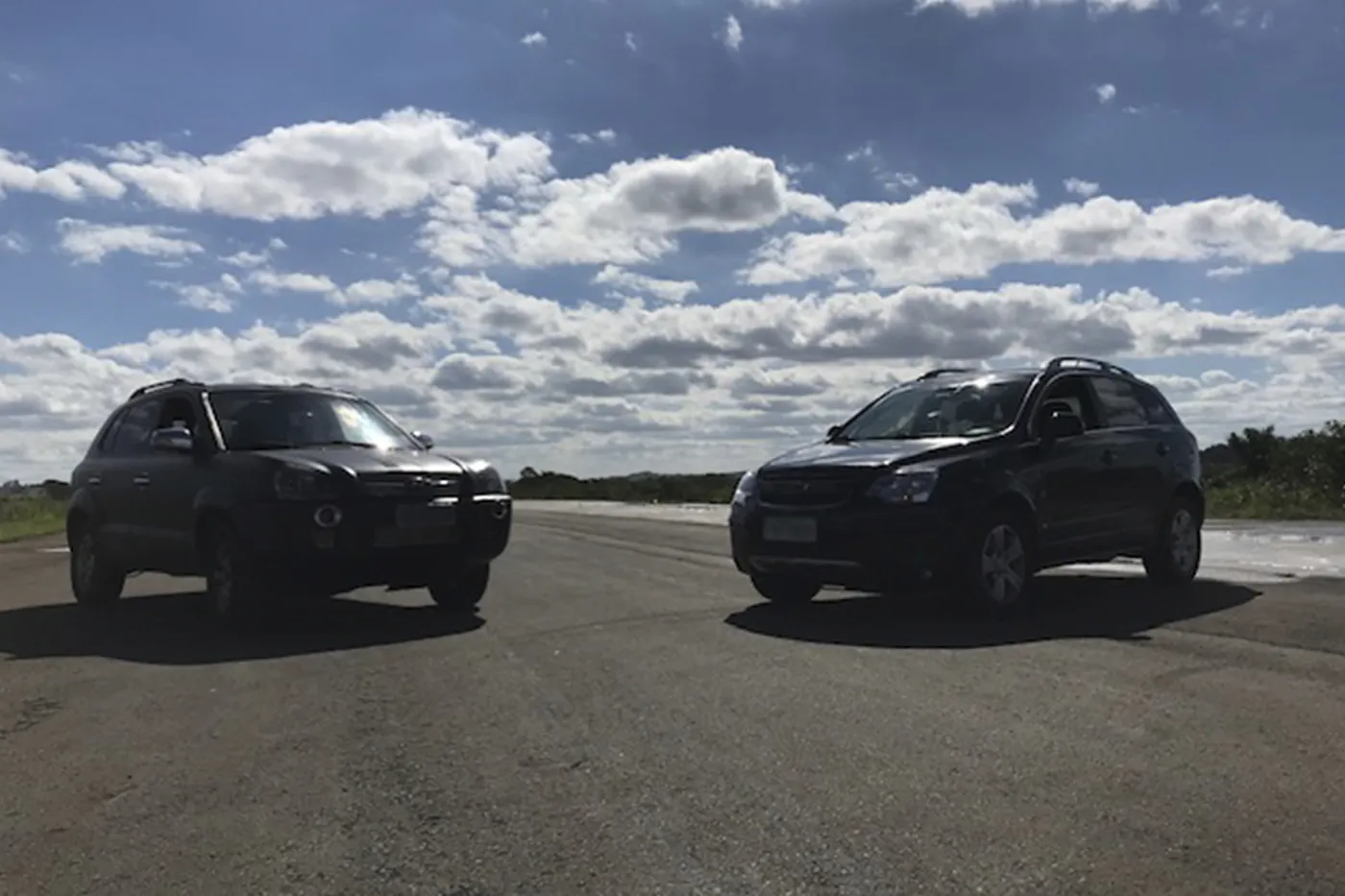 Duas caminhonetes posicionadas em pista durante treinamento de veículos altos