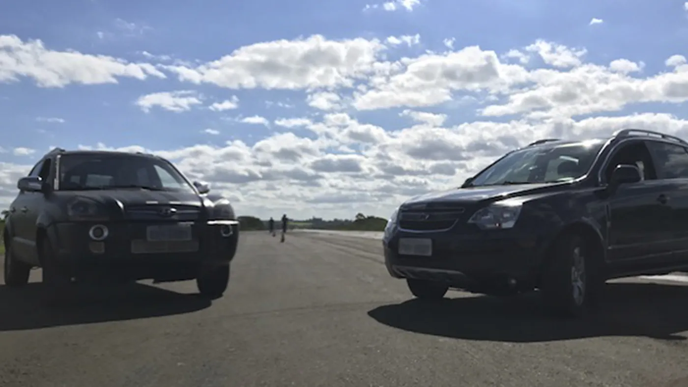 Caminhonetes em exercício de estabilidade durante o treinamento de SUVs e Caminhonetes
